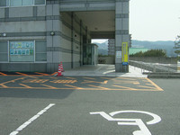 Medium_１．駐車場から建物出入口resize4790