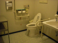 Medium_１．１階車いすトイレresize3881
