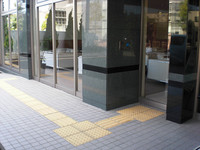 Medium_３．建物出入口付近resize3211