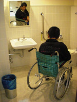 Medium_２．１階車いすトイレ内resize3265