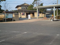 Medium_１．駐車場から建物へresize4859