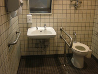 Medium_１．ストーンミュージアム内車いすトイレresize0063