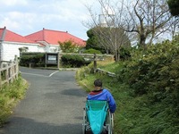 Medium_02駐車場から建物