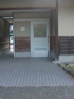 Medium_２．熊野大社駐車場車いすトイレ入口resize2160