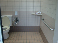 Medium_２．車いすトイレ内resize2156