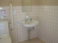 Medium_２．車いすトイレ内resize2151