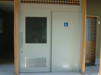 Medium_３．車いすトイレ入口resize2149