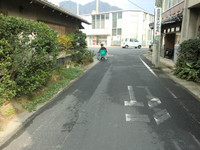 Medium_1.駐車場から建物へresize1288