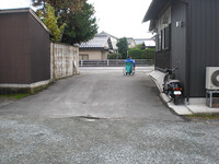 Medium_1.駐車場から建物へresize0030