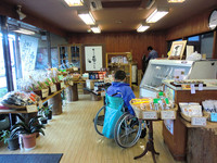 Medium_1.店内お土産売り場と受付（レジ）resize1415