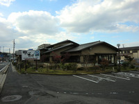 Medium_1.駐車場から建物へresize1406