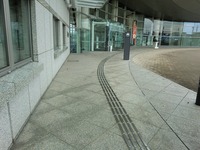Medium_01駐車場から建物
