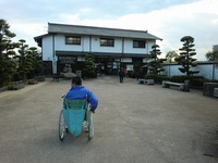Medium_02駐車場から建物