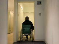 Medium_2.車いすトイレ入口resize0345
