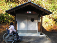 Medium_1.宇根駐車場車いすトイレesize3746