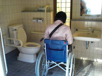 Medium_2.宇根駐車場車いすトイレ内resize3744