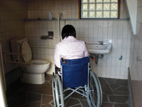 Medium_1.下高駐車場車いすトイレ内resize3750