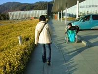 Medium_01駐車場から建物
