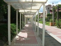 Medium_01建物まで続く屋根