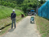 Medium_01駐車場から建物