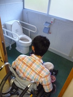 Medium_1.車いすトイレresize3924