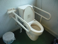 Medium_2.車いすトイレresize3928