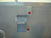 Medium_3.車いすトイレ内resize3929