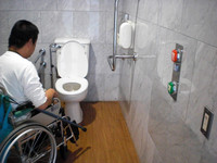 Medium_2.カラコロ工房多目的トイレresize2454