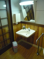 Medium_3.車いすトイレresize3898