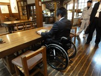 Medium_01_木の家珈琲館テーブルの椅子
