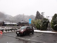 Medium_01_鐘景閣駐車場から建物