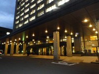 Medium_01_宮城県庁車を入口に横付け