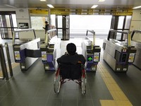 Medium_03_地下鉄富沢駅改札幅
