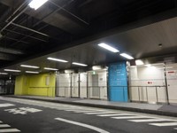 Medium_01_アエル車を入口に横付け