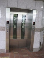 Medium_エレベーター入口