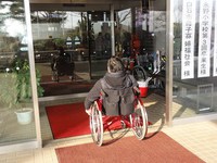 Medium_02_白石薬師の湯建物出入口