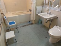 Medium_02_白石薬師の湯車いす対応トイレ付客室