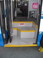 Medium_かもめバス乗車口