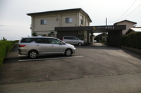Medium_駐車場外から