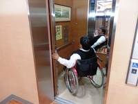 Medium_エレベーター内部