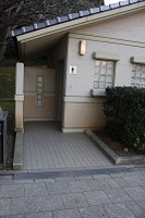 Medium_駐車場男子トイレ入口