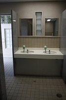 Medium_駐車場男子トイレ洗面台