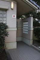 Medium_駐車場女子トイレ入口