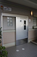 Medium_駐車場多目的トイレ入口