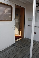 Medium_デッキ出入口