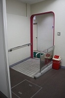 Medium_トイレ内から見たスロープ