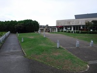 Medium_007一般駐車場側より施設全景