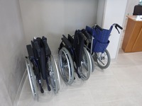 Medium_023正面玄関車いす貸し出し