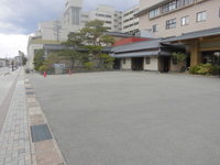 Medium_正面駐車場