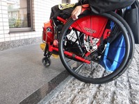 Medium_004正面ロータリーから歩道への段差